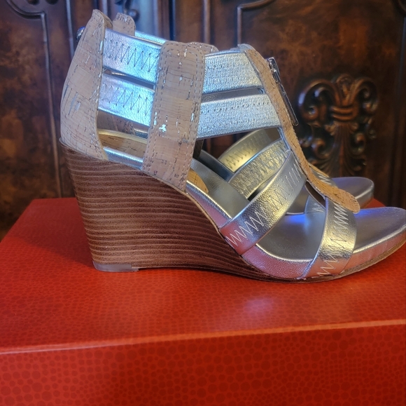 ‼️SOLD‼️🌟NIB🌟 Donald J Pliner Ginge-CD Wedge Sandal, Cork and Silver, Sz 6.5 - Picture 2 of 10